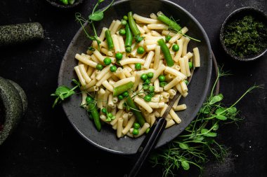Yeşil bezelyeli makarna ve yeşil fasulye.