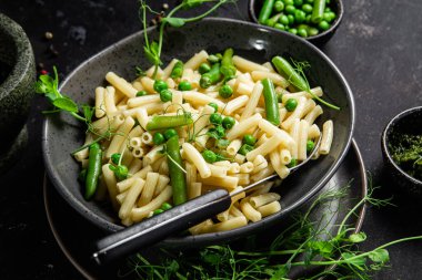 Yeşil bezelyeli makarna ve yeşil fasulye.