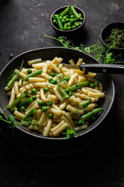 Yeşil bezelyeli makarna ve yeşil fasulye.