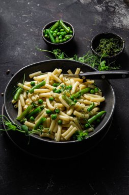 Yeşil bezelyeli makarna ve yeşil fasulye.