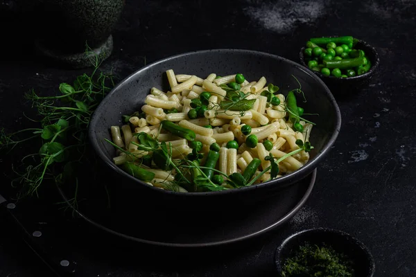 Yeşil bezelyeli makarna ve yeşil fasulye.