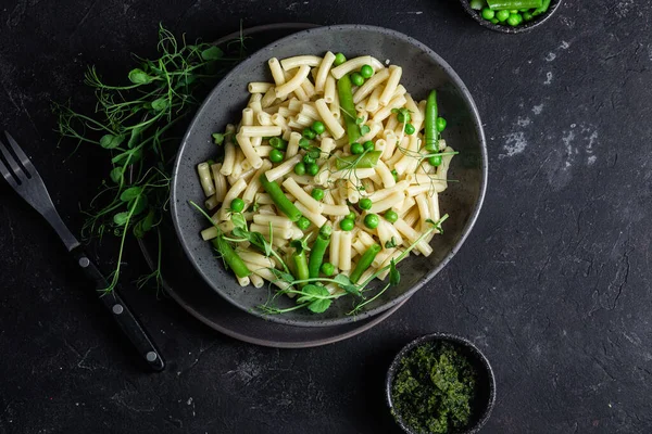 Yeşil bezelyeli makarna ve yeşil fasulye.