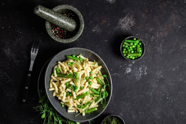 Yeşil bezelyeli makarna ve yeşil fasulye.