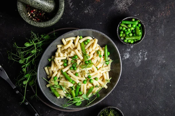 Yeşil bezelyeli makarna ve yeşil fasulye.