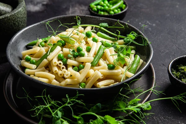 Yeşil bezelyeli makarna ve yeşil fasulye.