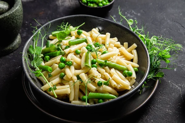 Yeşil bezelyeli makarna ve yeşil fasulye.