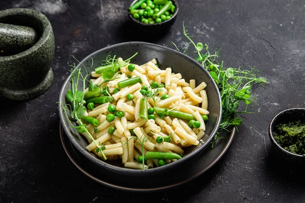 Yeşil bezelyeli makarna ve yeşil fasulye.