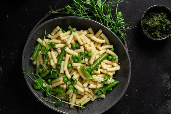 Yeşil bezelyeli makarna ve yeşil fasulye.