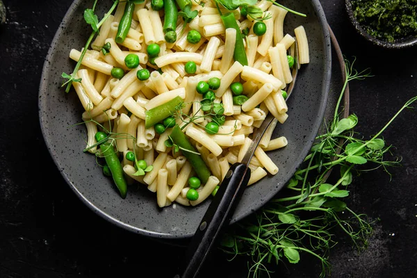 Yeşil bezelyeli makarna ve yeşil fasulye.