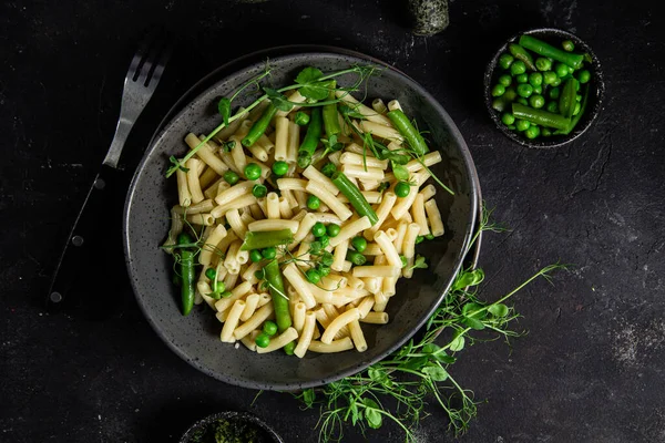 Yeşil bezelyeli makarna ve yeşil fasulye.