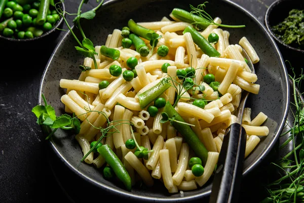 Yeşil bezelyeli makarna ve yeşil fasulye.