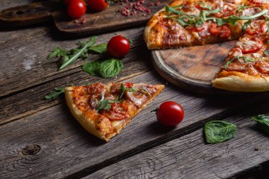 Ahşap arka planda jambonlu iştah açıcı pizza.