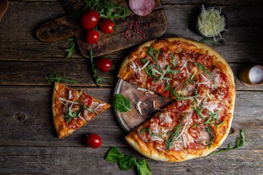 Ahşap arka planda jambonlu iştah açıcı pizza.