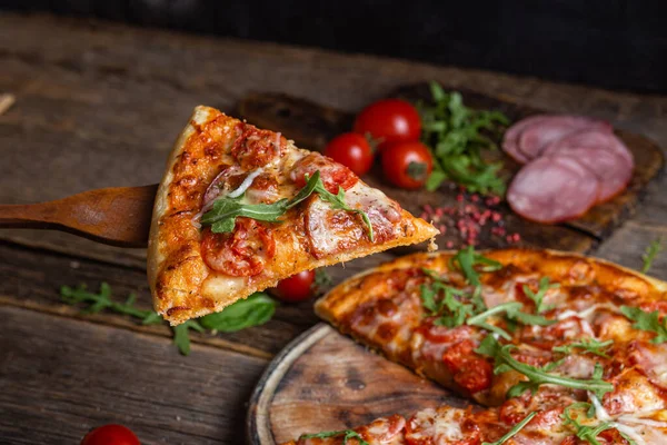 Ahşap arka planda jambonlu iştah açıcı pizza.