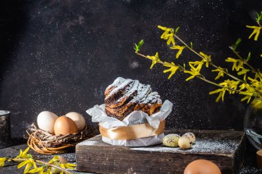 Yumurtalı paskalya çöreği kabuğu. Paskalya