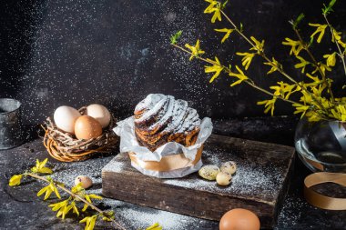 Yumurtalı paskalya çöreği kabuğu. Paskalya