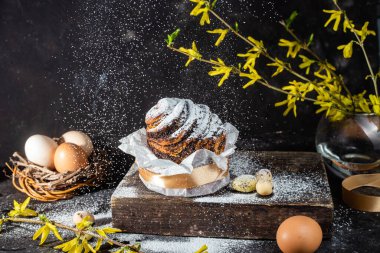 Yumurtalı paskalya çöreği kabuğu. Paskalya