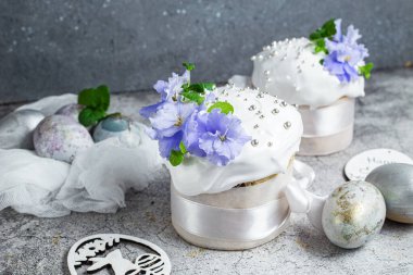 İsviçre kremalı ve taze çiçekli Paskalya keki. Paskalya yumurtası.