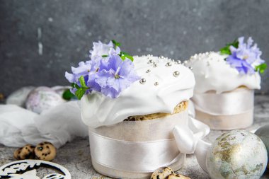 İsviçre kremalı ve taze çiçekli Paskalya keki. Paskalya yumurtası.