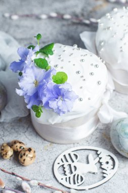 İsviçre kremalı ve taze çiçekli Paskalya keki. Paskalya yumurtası.