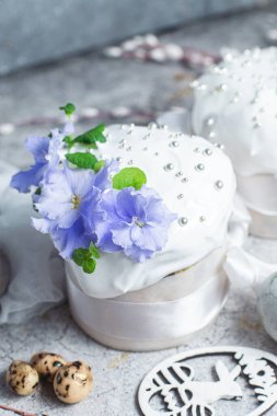 İsviçre kremalı ve taze çiçekli Paskalya keki. Paskalya yumurtası.