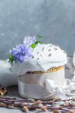 İsviçre kremalı ve taze çiçekli Paskalya pastası. Paskalya yumurtası.