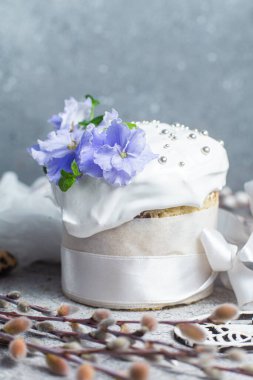 İsviçre kremalı ve taze çiçekli Paskalya pastası. Paskalya yumurtası.