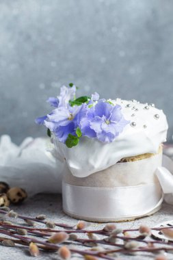 İsviçre kremalı ve taze çiçekli Paskalya pastası. Paskalya yumurtası.