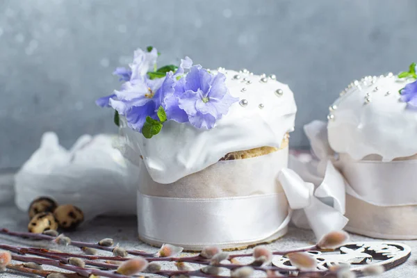 Kue Paskah Dengan Meringue Swiss Dan Telur Flowers Easter Segar — Stok Foto