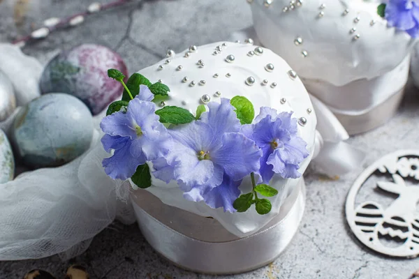 stock image Easter cake with Swiss meringue and fresh flowers.Easter eggs