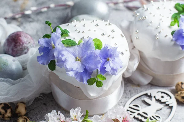 stock image Easter cake with Swiss meringue and fresh flowers.Easter eggs