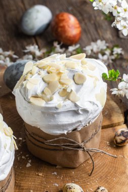 Paskalya pastası ve ahşap arka planda badem yaprakları.