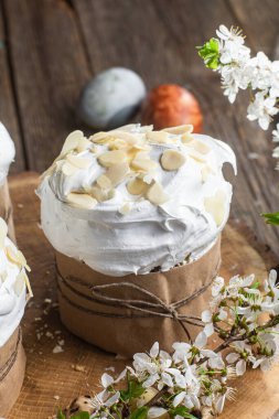 Paskalya pastası ve ahşap arka planda badem yaprakları.