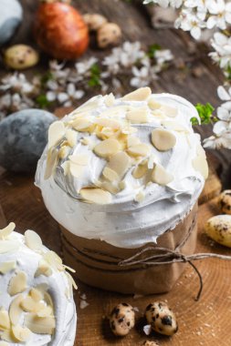 Paskalya pastası ve ahşap arka planda badem yaprakları.
