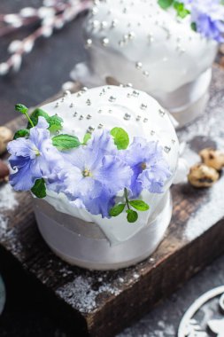 Koyu arkaplanda menekşe ve kremalı Paskalya pastası