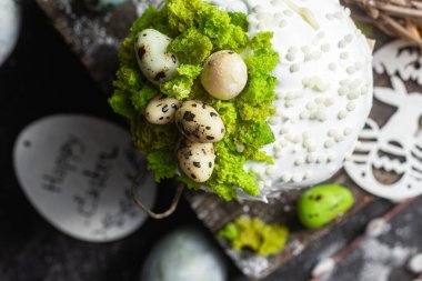 Paskalya pastası ve masada süslemeler.