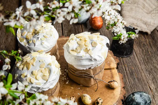 木の背景にメレンゲとアーモンドの花びらのイースターカップケーキ — ストック写真