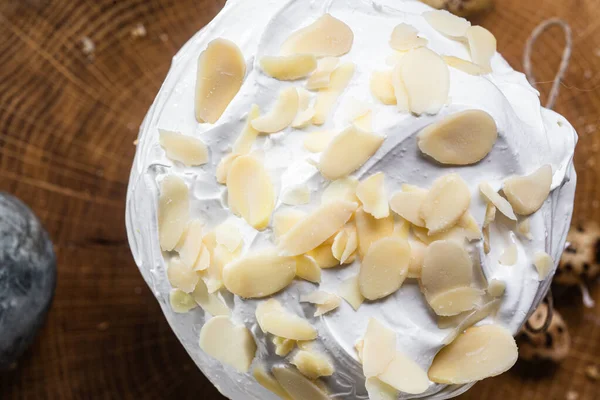 Kue Paskah Dengan Meringue Dan Kelopak Almond Pada Latar Belakang — Stok Foto
