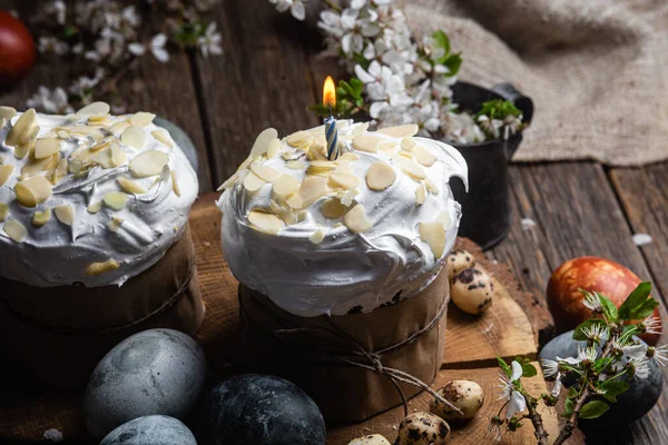 Kue Mangkuk Paskah Dengan Meringue Dan Kelopak Almond Pada Latar — Stok Foto