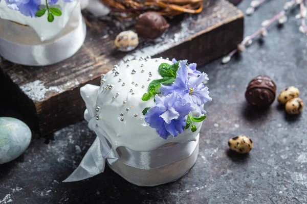 Kue Paskah Dengan Meringue Dan Violet Latar Belakang Gelap — Stok Foto