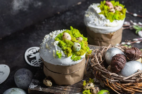 Kue Paskah Dengan Meringue Dan Dekorasi Atas Meja — Stok Foto