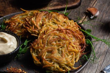 Sarımsak soslu patatesli gözleme. Draniki.