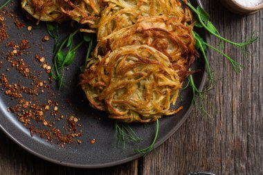 Sarımsak soslu patatesli gözleme. Draniki.