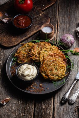 Sarımsak soslu patatesli gözleme. Draniki.