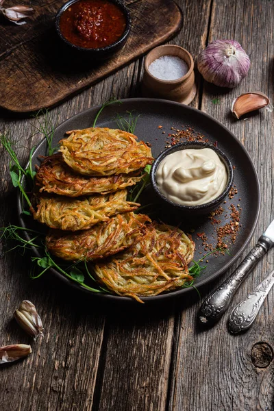 Sarımsak soslu patatesli gözleme. Draniki.