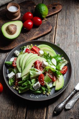 Peynirli salata, avokado ve domates.