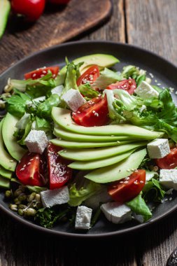 Peynirli salata, avokado ve domates.