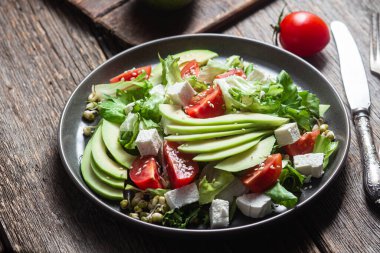 Peynirli salata, avokado ve domates.