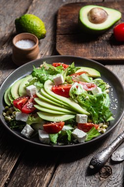 Peynirli salata, avokado ve domates.