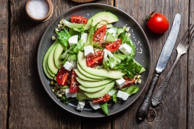 Peynirli salata, avokado ve domates.